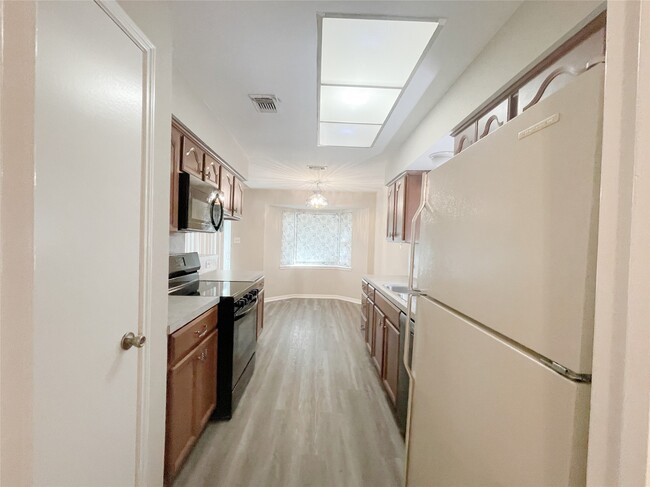 Building Photo - 13 N Deerfoot Cir