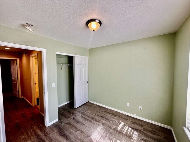 Building Photo - "Charming Centennial Retreat: Spacious 3-Bedroom Home with 2.5 Baths!