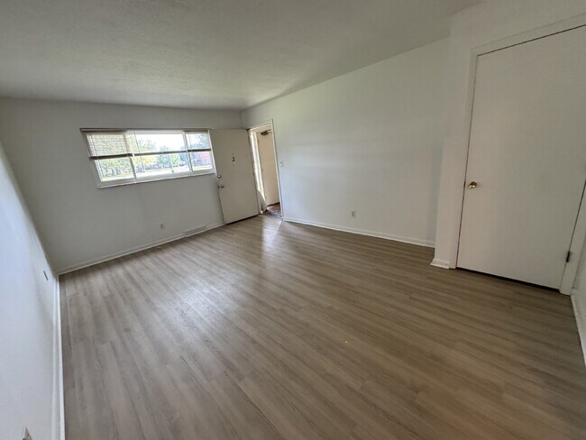 Building Photo - Main-Level 2 Bedroom 1 Bath Apartment Magic You’ll Love Coming Home To!