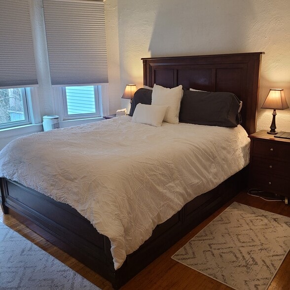Bedroom overlooking enclosed yard - 43 Brantford Pl