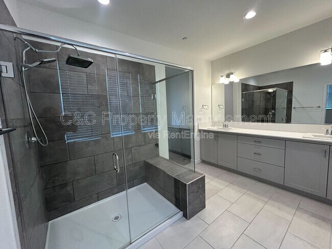 Building Photo - 711 Robert Ave