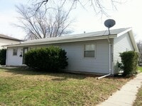 Building Photo - 2 Bedroom Duplex w/Garage