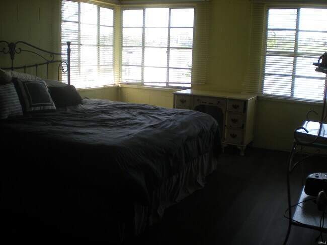 Building Photo - 35-Lane280 Lane 280 E