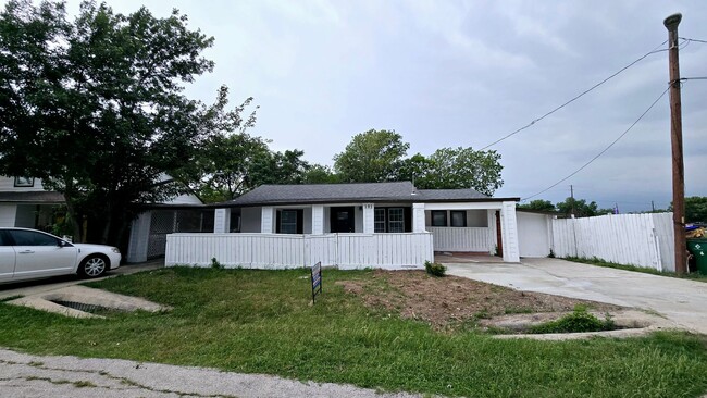 Building Photo - Charming 2/1-Bed/bath Home in Downtown Manor