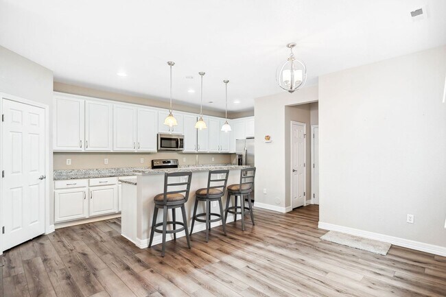 Building Photo - Modern 3BD, 2.5BA Cottonwood Condo with At...