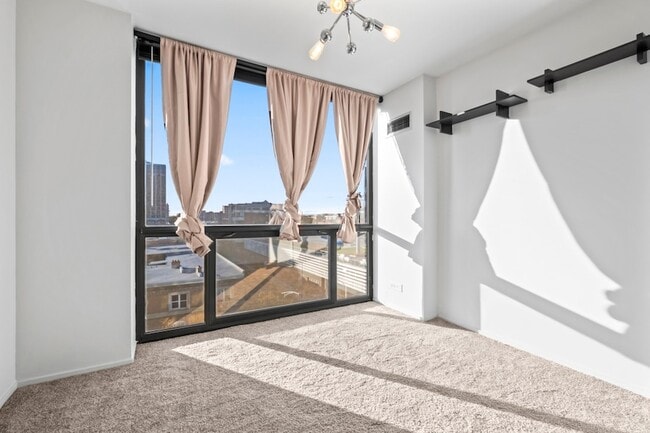 Building Photo - 4343 N Clarendon Ave