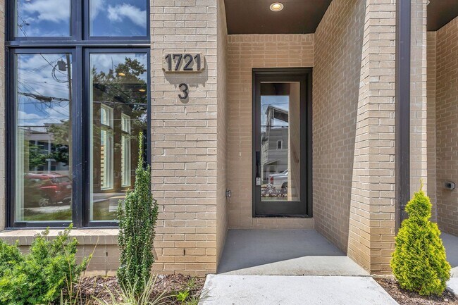 Building Photo - Stunning Salemtown Townhome With Fenced In Yard
