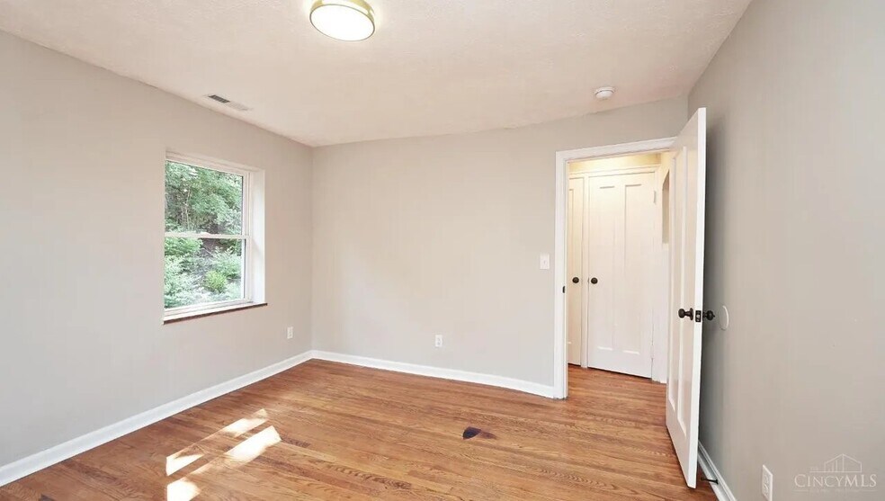 Building Photo - 2992 W McMicken Ave