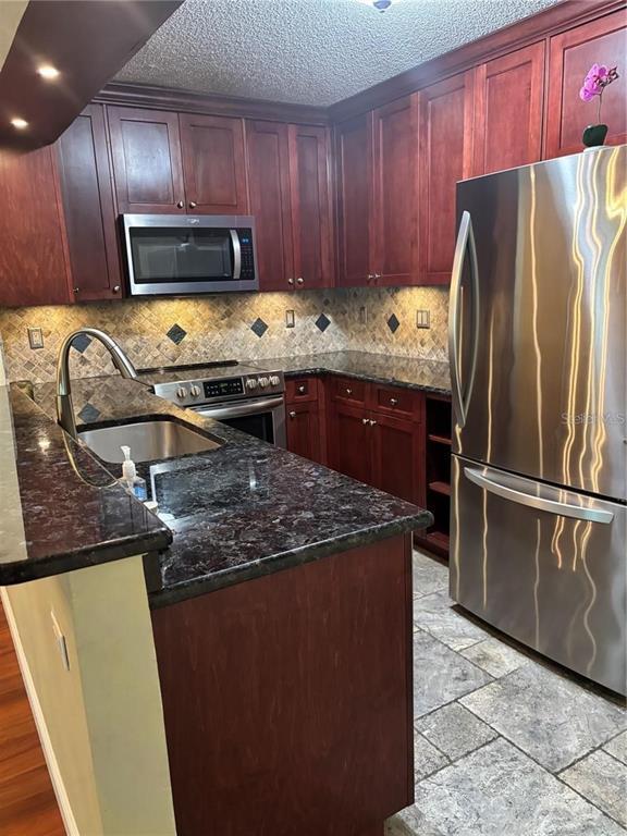 Building Photo - 1400 Pine Glen Ln