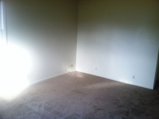 Building Photo - 1128 Napoleon Rd