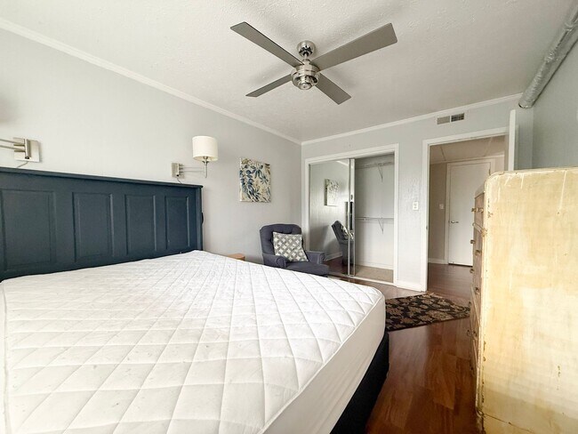 Building Photo - 1045 E 10th St