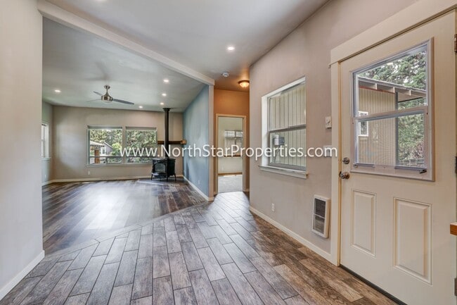 Building Photo - Wonderful Bend Property Close to Mountain ...