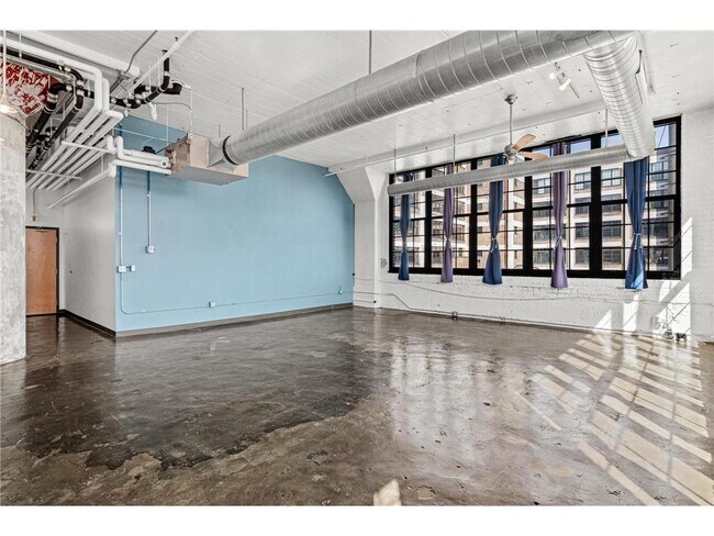 Building Photo - 500 Robert St N