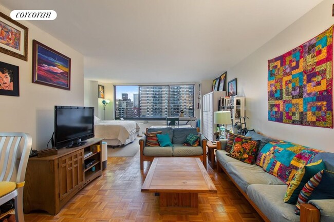 Building Photo - 215 W 95th St