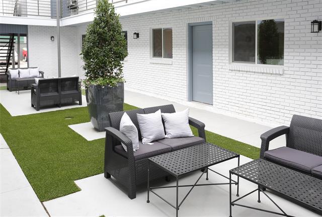 Building Photo - 404 E 9th St