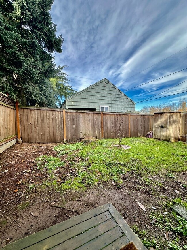Building Photo - Remodeled Piedmont 3 Bedroom Home with Har...