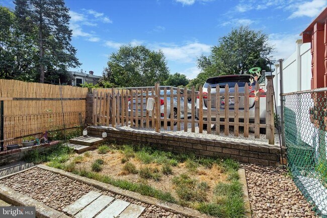 Building Photo - 470 Shurs Ln
