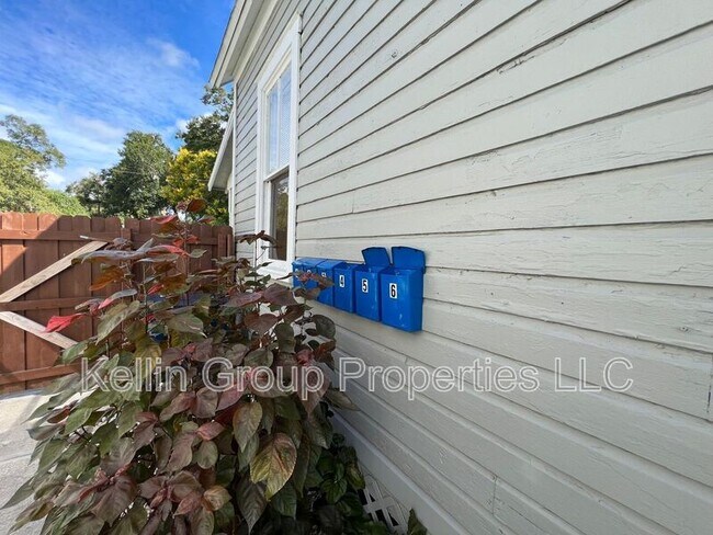 Building Photo - 308 W Amelia Ave