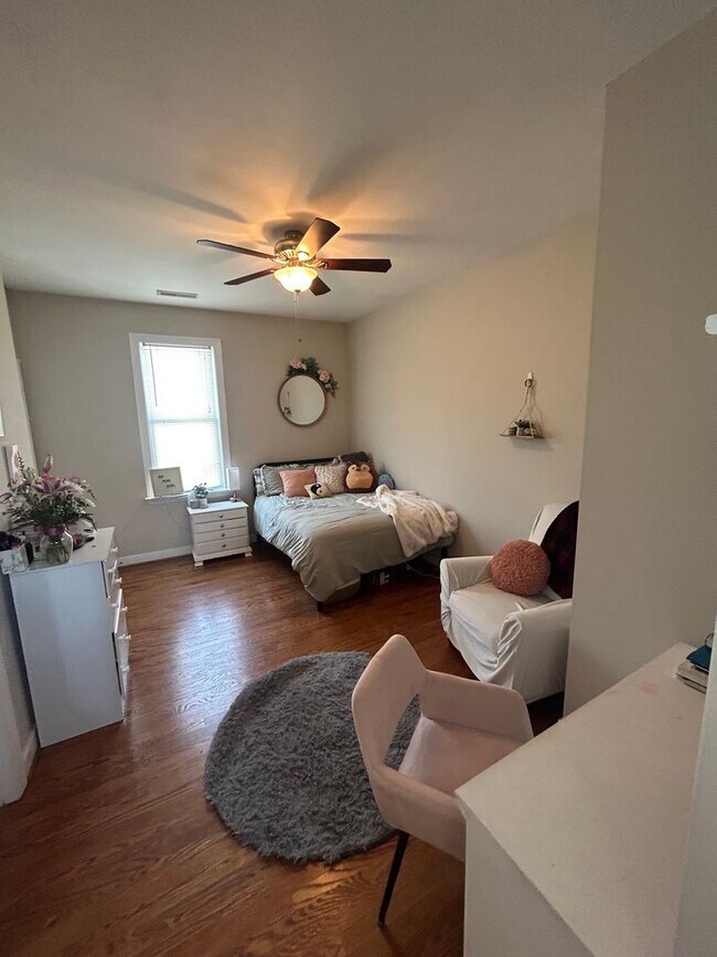 Building Photo - 1517 W Cary St