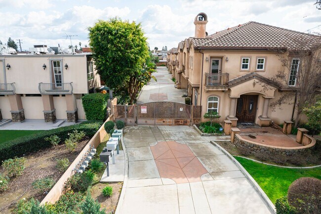 Building Photo - Three bedroom condo for lease in Arcadia