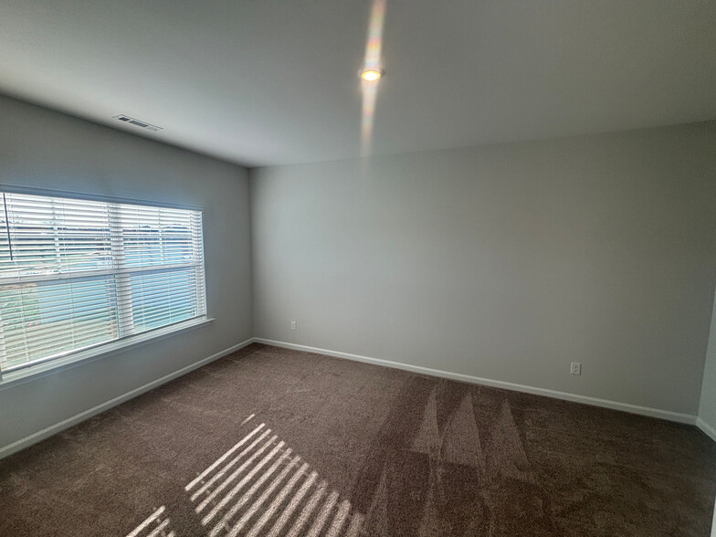 Building Photo - Room in Townhome on White Oak Gdn Wy
