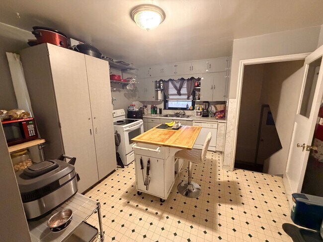 Building Photo - Spacious and Updated 4 Bed, 2 bath!!