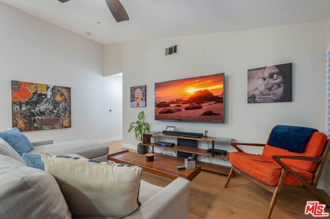 Building Photo - 1220 Dincara Rd