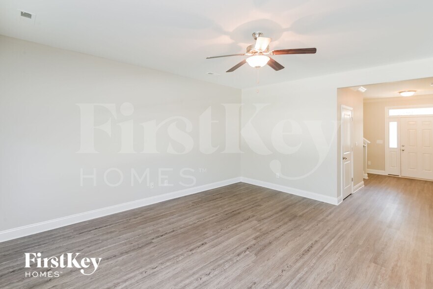 Building Photo - 9131 Marion Oaks Dr