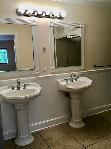 Building Photo - 8 Hilton Haven Rd