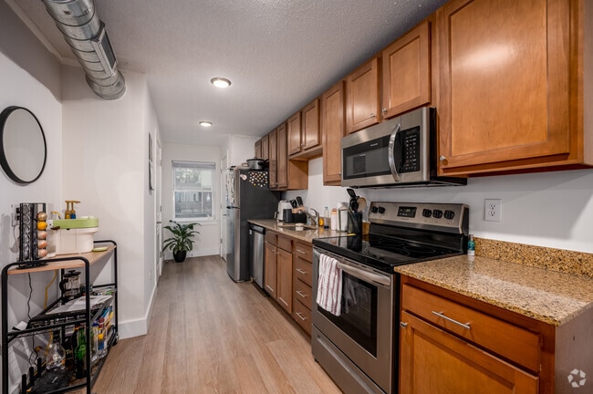 Interior Photo - 401 S Woodlawn Ave