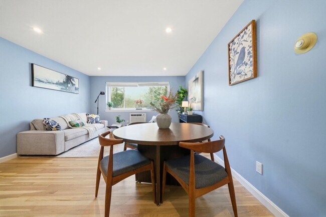 Building Photo - 20 Radcliffe Rd