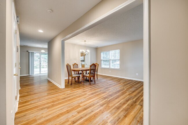 Building Photo - Beautiful, well maintained home in the hea...