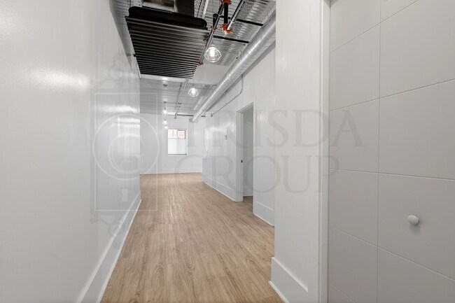 Building Photo - Avail July 15th! Stylish 1-Bedroom Apartment in Mt. Washington –2 Off Street Parking Spaces, AC, ...