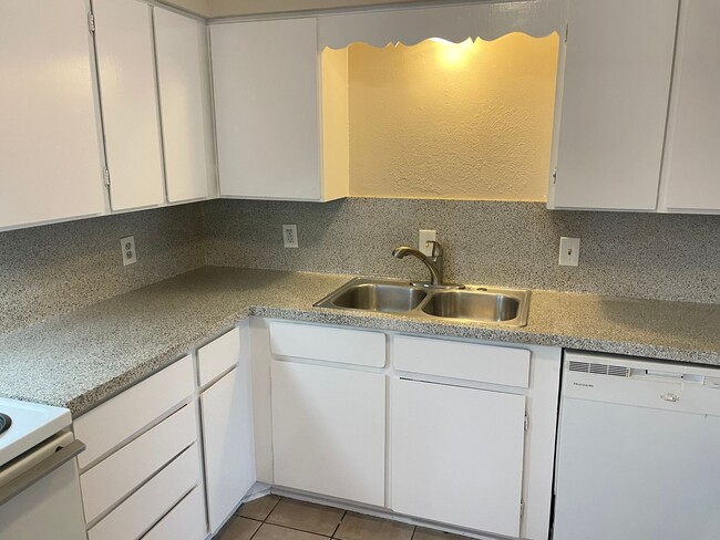 Building Photo - 2 Bedroom 1.5 Bath 2 Story Duplex!