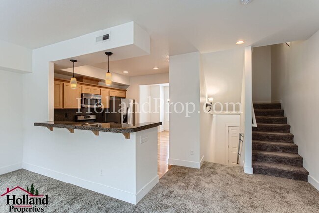Building Photo - Wonderful 3 Bed 3 Bath Townhouse in  Hillsboro!