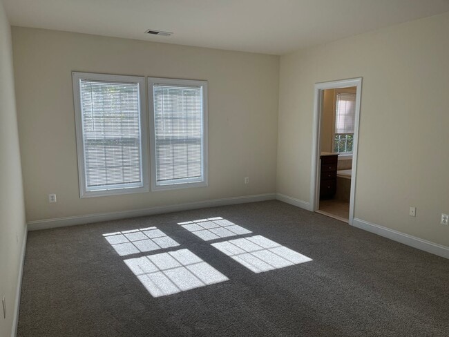 Building Photo - Large Townhouse In Haymarket