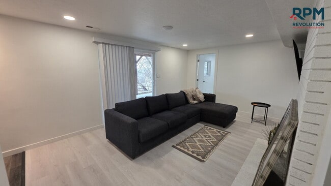 Building Photo - "Charming 2-Bedroom Retreat with Stunning Views on Mountain Side Drive!"