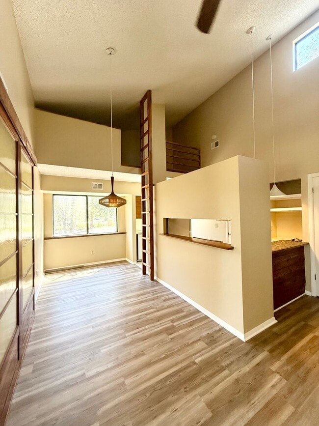 Building Photo - Remodeled!! Close to Shopping, VA Hospital and Hilaman Golf Course!
