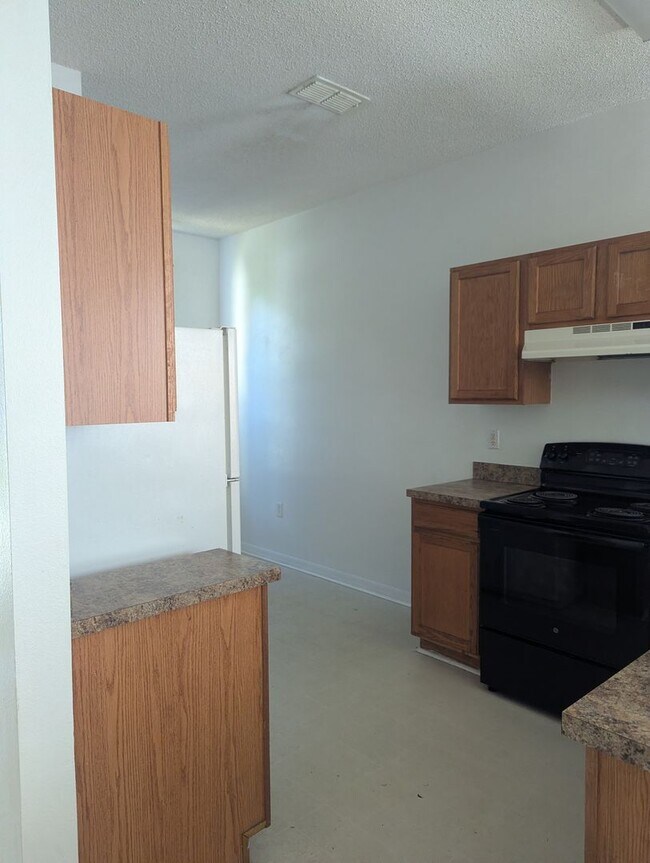 Building Photo - Great family home with 4 bedrooms, 2 bath
