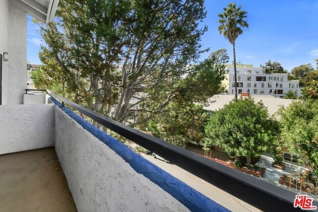 Building Photo - 10982 Roebling Ave