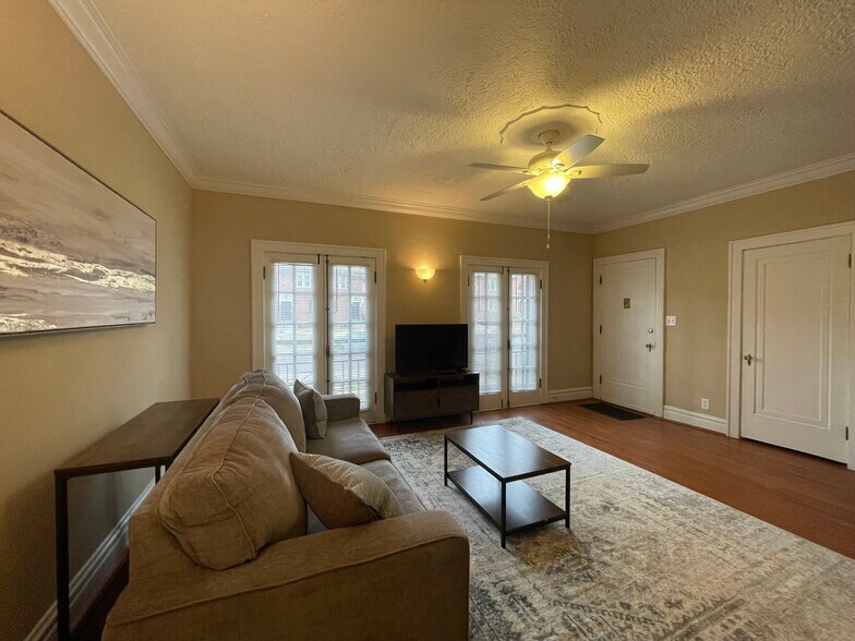 LR 2 - 7139 Amherst Ave