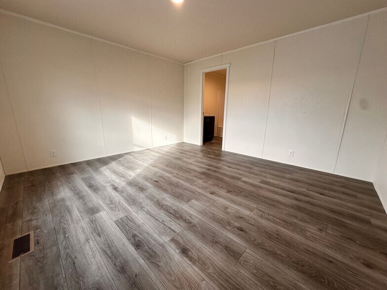 Building Photo - 8 Bing St N