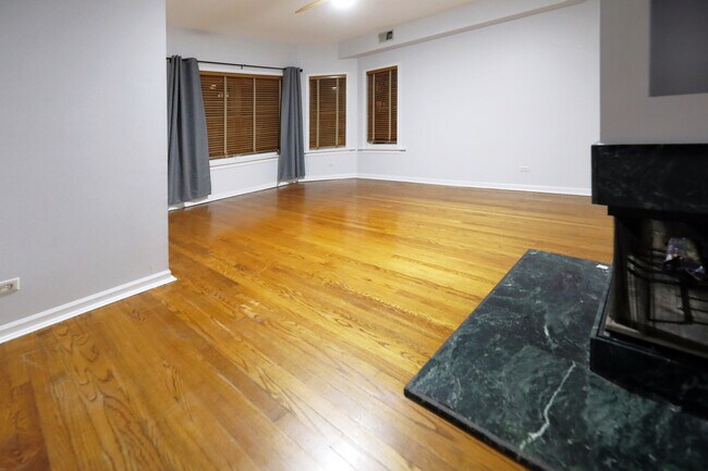 Building Photo - 6042 N Kenmore Ave