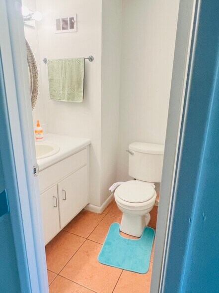 1/2 bath has a bidet - 4303 La Riviera Ct