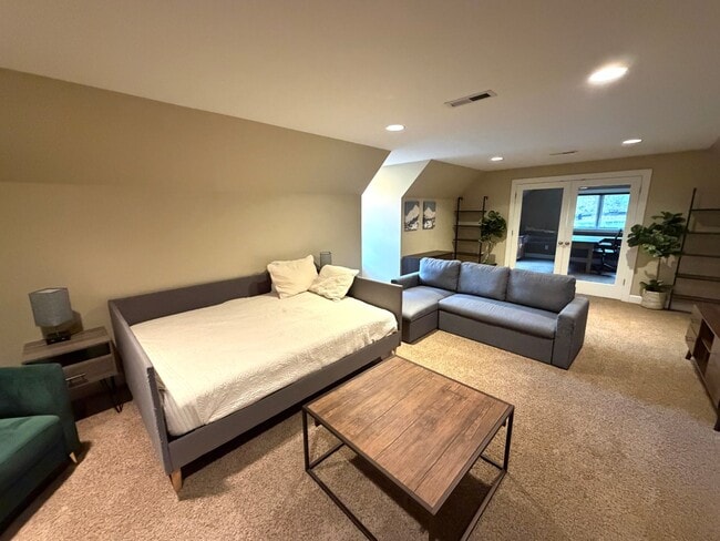 Building Photo - Absolutely Stunning, 6-Bed 3.5 Bath Execut...