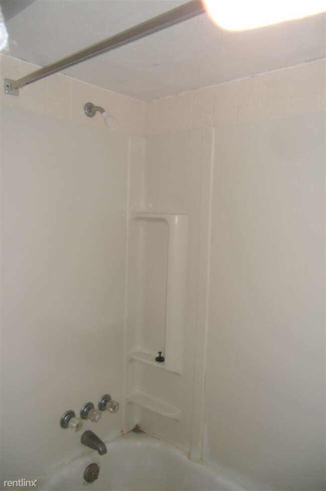Building Photo - 2 br, 1 bath Apartment - 224 Harry L Dr TLC