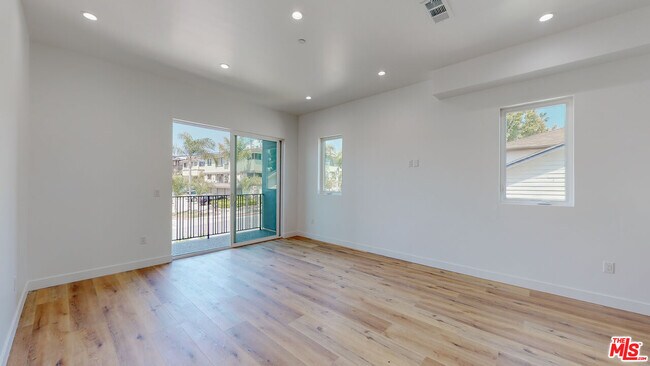 Building Photo - 4462 W Maplewood Ave