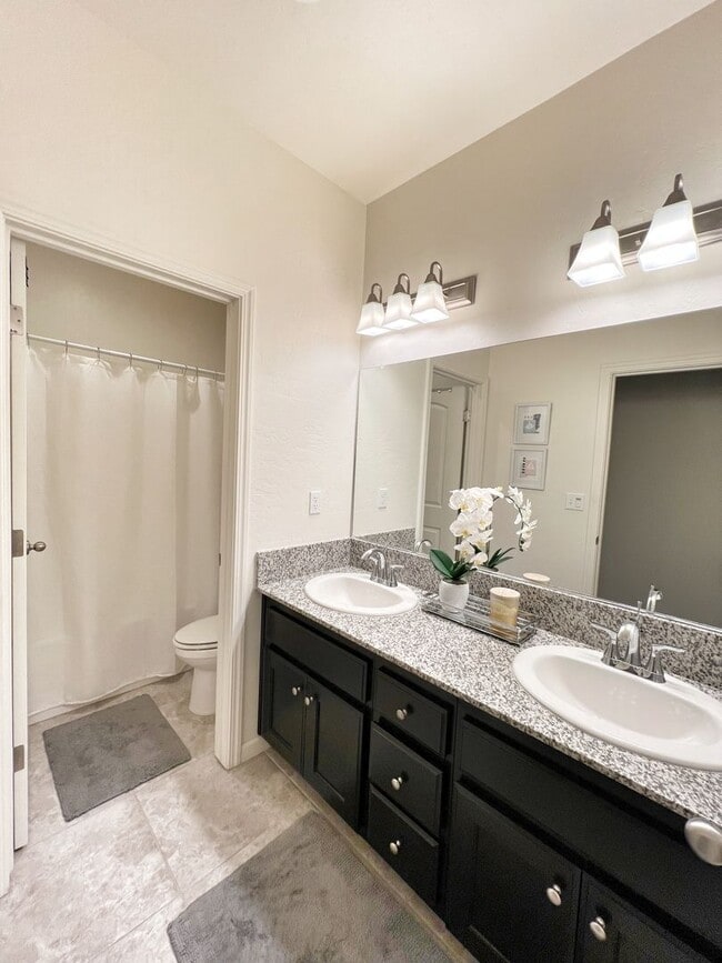 Building Photo - Beautiful Home for rent in Visalia, Ca