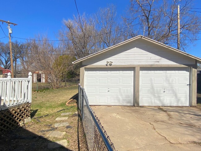 Building Photo - 2 Bedroom House With Basement