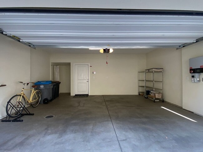 Building Photo - ALMOST NEW, SUPER CLEAN 2 BED, 2.5 BATHS, ...